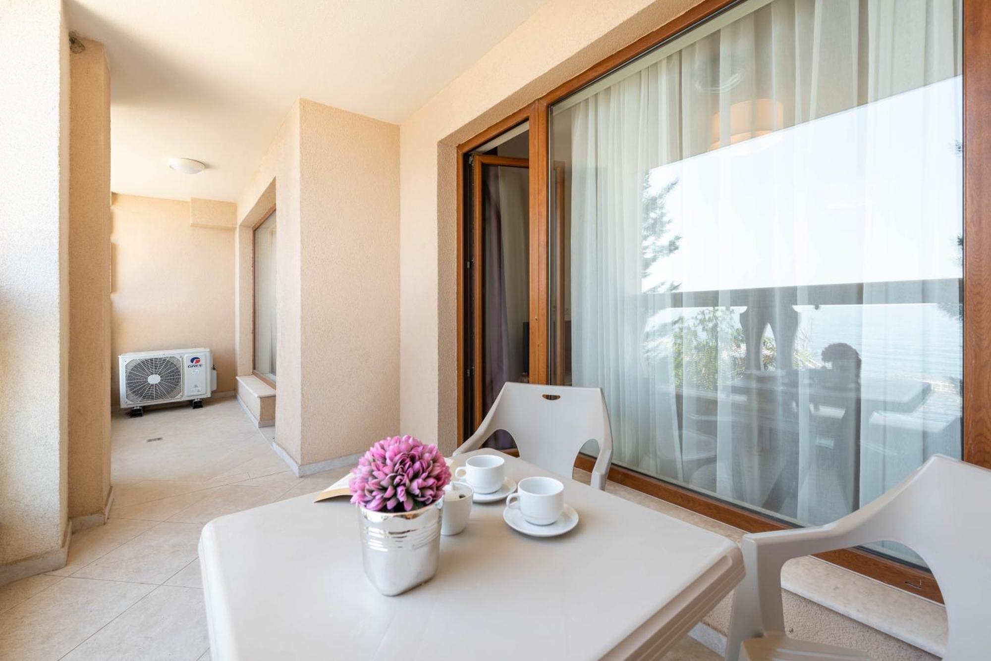 Luxurious And Panoramic Apartments At The Beach In La Mer Complex โกลเดน แซนส์ ภายนอก รูปภาพ