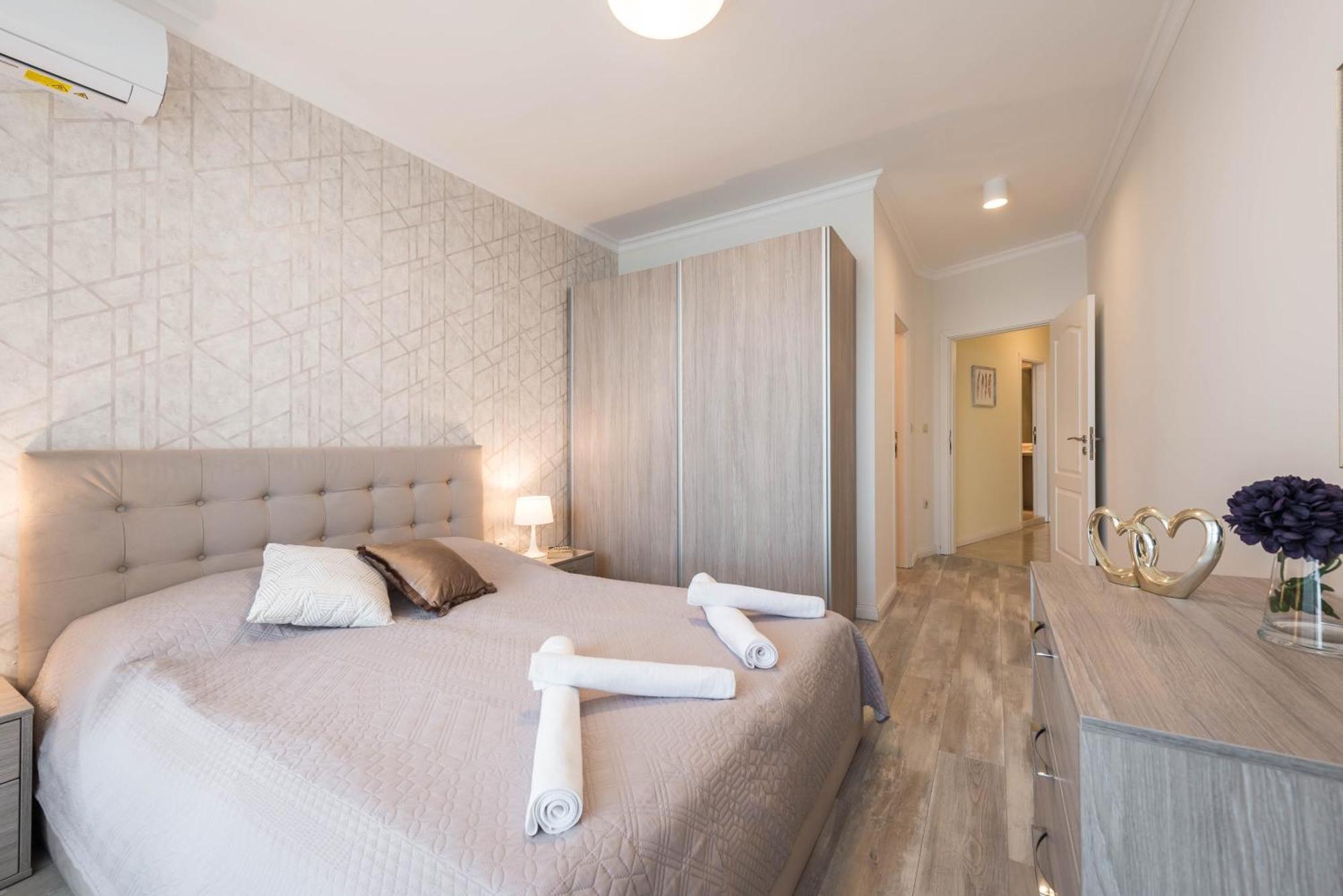 Luxurious And Panoramic Apartments At The Beach In La Mer Complex โกลเดน แซนส์ ภายนอก รูปภาพ
