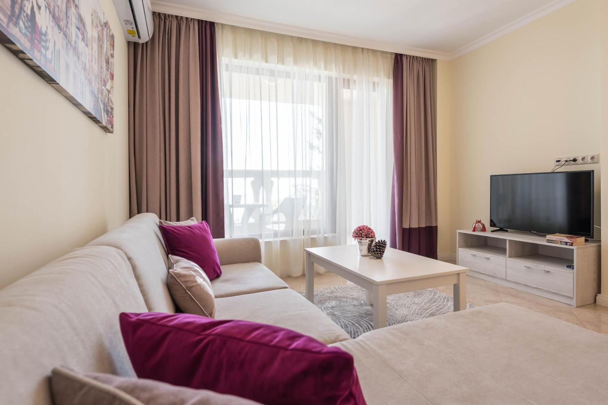Luxurious And Panoramic Apartments At The Beach In La Mer Complex โกลเดน แซนส์ ภายนอก รูปภาพ